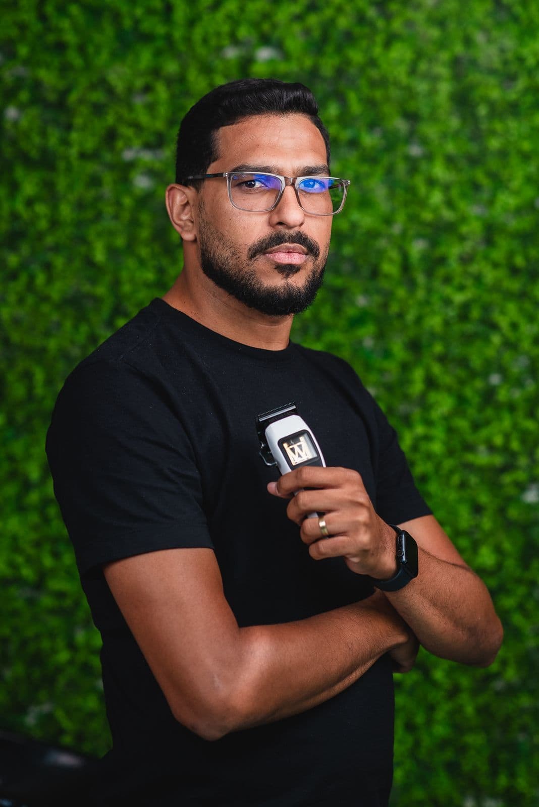 Paulo Ricardo, co-fundador do Barber Bank, segurando uma máquina de corte profissional